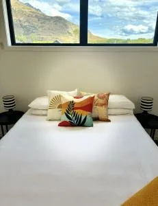 Chic Mountain-View 2BR in Queenstown - Lower Shotover