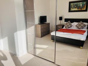 Elegant Double Room in a Family home with shared bathroom in Central Reading