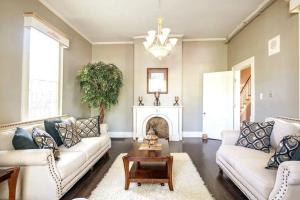 Spacious 5 Bedroom Home Near Downtown with Free Parking WiFi and Deck