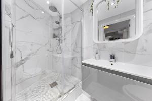 1 Bed Flat - Sleeps 4 - Parking - Wifi