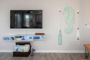 Cozy Coastal Home Near Beaches, Shops, Restaurants