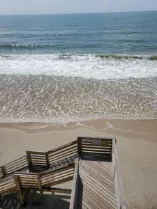 The Lookout: Tranquil Beachfront Condo