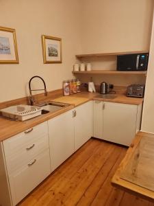 3 Bedroom villa attached to Host home free parking