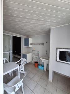Ótimo apartamento de 2 quartos 2 bwcs em itapema meia praia - Aluguel de Temporada