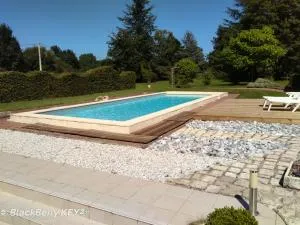 Gîte calme avec piscine chauffée, cheminée, salle de jeux et vélos - parfait pour familles et amis - FR-1-410-141 - Saint-Germain-dʼArcé