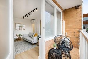 Stylish 2- Bedroom Unit near parks, shopping and dining