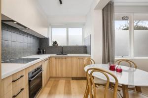 Stylish 2- Bedroom Unit near parks, shopping and dining