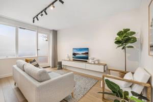 Stylish 2- Bedroom Unit near parks, shopping and dining