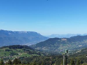 Studio cosy aux Adrets-Prapoutel, pied des pistes, ascenseur, TV et casier à ski - FR-1-771-64