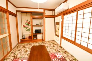 媛楽園 松山中心地及び道後温泉に近い家族やグループ旅行の多人数が泊まれる快適な宿