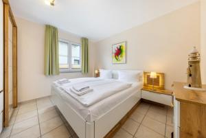 Residenz Margarete mit Balkon und Strandkorb am Strand