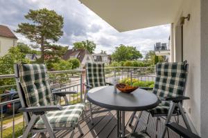 Residenz Margarete mit Balkon und Strandkorb am Strand