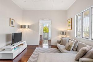 Modern Twist + Old World Charm ~ 3Bed2Bath2Car