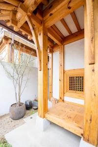 IRIRU Luxury Hanok Stay - Eunpyung Hanok village