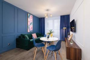 Blue and Green Apartment with Bright Pink Bedroom in Kraków by Noclegi Renters