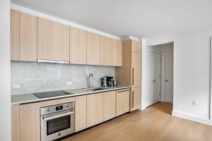 Chelsea 1br w doorman lounge nr food hall NYC-1196