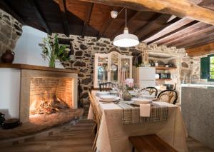 A Casa dos Avós es una casa de Piedra de 1850 con Piscina y en plena Naturaleza en Galicia