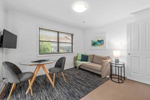 Noble House ~ Fully Self-Contained Guest Suite - 2 Bed1Bath1Car~Parklands + Transport