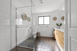 Noble House ~ Fully Self-Contained Guest Suite - 2 Bed1Bath1Car~Parklands + Transport