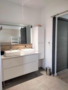 Appartements Maison climatisee avec piscine chauffee : photos des chambres
