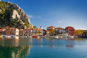 Apartment in Omiš with sea view, balcony, Wi-Fi (161-3)