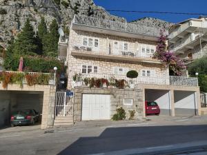 Apartment in Omiš with sea view, balcony, air conditioning, Wi-Fi (161-4)