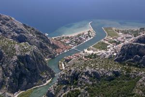 Apartment in Omiš with sea view, balcony, air conditioning, Wi-Fi (161-4)