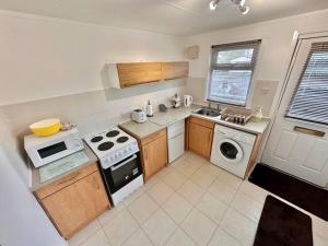 Semi-detached 1-Bedroom Chalet at Maryville Caravan Site - Uddingston, Glasgow