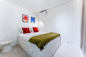 Tasteful 1 BDR Flat WBalcony & Pool by LovelyStay