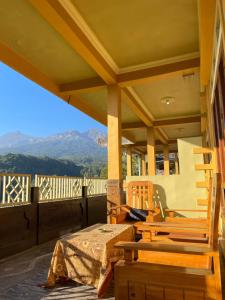 Phòng Gia đình nhìn ra Núi (Family Room with Mountain View)