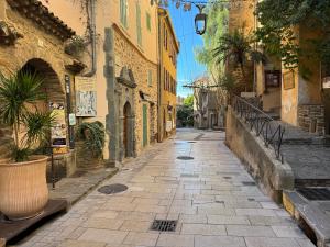 Appartements Studio Liege, vue mer au village de Bormes les Mimosas : photos des chambres