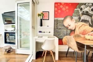 Stunning 4 Bedroom, 3 Bathroom House with Private Hottub & Gym - Escape London, in Lonon