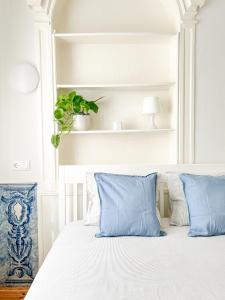 Cozy room with shared bathroom on Rua Augusta