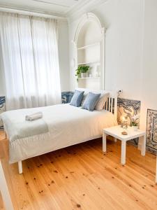 Cozy room with shared bathroom on Rua Augusta