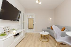 White & Gold Marble Apartment Łódź Fabryczna by Noclegi Renters