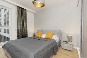 White & Gold Marble Apartment Łódź Fabryczna by Noclegi Renters