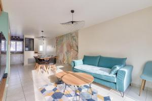 Maison moderne et piscine commune