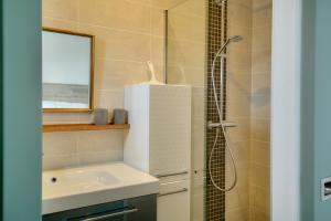 Maisons de vacances Maison avec piscine pour 8 - 500m de la plage : photos des chambres