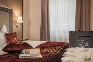 Hotel Norica - Thermenhotels Gastein mit dem Bademantel direkt in die Therme