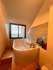 Appartement duplex rénové, plein bourg, vue mer
