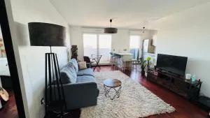 Peaceful and Cosy Flat with Secured Free Parking and Balcony - 博比尼