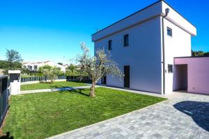 Villa Jacky in Poreč for 8 people with private pool just 900 meters from sea