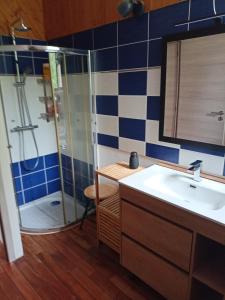 B&B / Chambres d'hotes Chambres d hotes entree+sanitaires independantes : Chambre Double avec Salle de Bains Commune