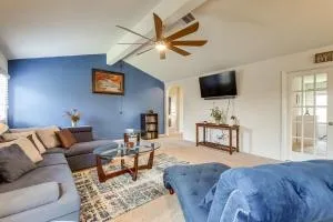 12 Mi to Beach Texas Gulf Coast Home with Fire Pit - Santa Fe