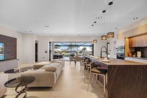 Minutes to the River! Dock, Tiki Hut, Heated Pool & Spa and AWE! - Casa Luxe Palmera - Roelens