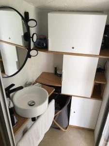 Studio le Nid, vue mer, village et collines avec terrasse