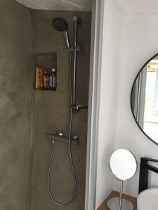 Appartements Studio le Nid, vue mer, village et collines avec terrasse : photos des chambres