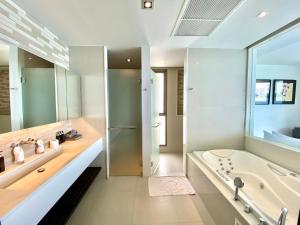 Kamala Beach卡马拉海滩 6卧室泳池别墅 优秀的海景西海岸位置 含佣人车位接机