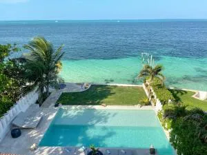 Luxury Beachfront Hotel Zone Villa with Private Pool by Solmar Rentals - 坎昆