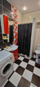 Біля Оперного театру